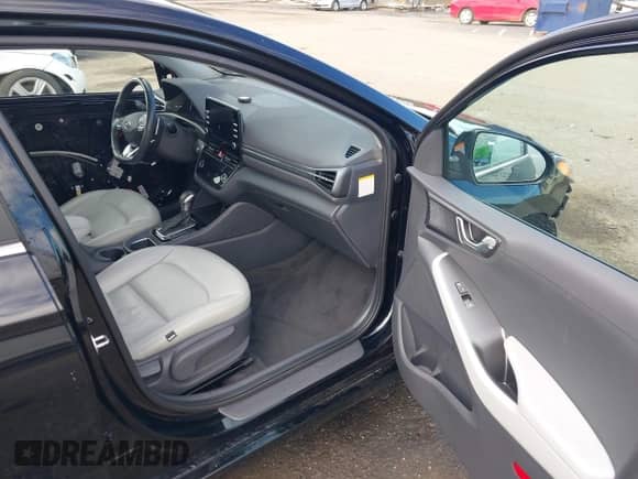 2022 Hyundai Ioniq SEL z VIN KMHC75LD9NU268643, wystawiony jako IAAI lot #43272941 z przebiegiem 93 832 mil mil oraz . Historia ofert i sprzedaży dostępna na DreamBid. Obrazek 5.