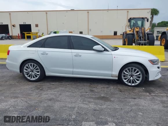 ✅ 2014 Audi A6 Prestige • VIN: WAUHGAFC1EN037698 • Lot: 42605685. Wystawiony na IAAI z przebiegiem 128 051 mil. Bezpłatny archiwum sprzedaży aukcyjnych z USA i szczegółowy raport historii pojazdu na DreamBid. Zdjęcie 13.