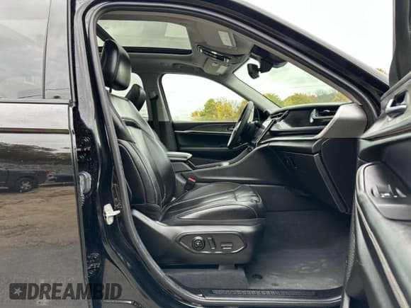 ✅ 2024 Jeep Grand Cherokee • VIN: 1C4RJYB62R8942747 • Лот: 90841325. Опубликован ранее на Copart с пробегом 15 555 миль. Бесплатный доступ к архиву аукционных продаж из США и подробный отчёт об истории автомобиля на DreamBid. Изображение 7.