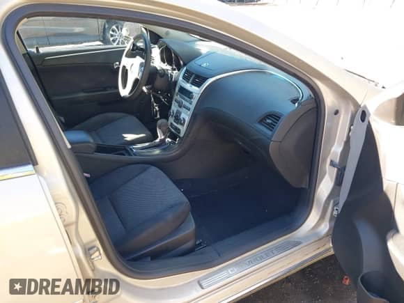 2012 Chevrolet Malibu 1LT z VIN 1G1ZC5E05CF198850, wystawiony jako IAAI lot #43468631 z przebiegiem 47 813 mil mil oraz . Historia ofert i sprzedaży dostępna na DreamBid. Obrazek 5.