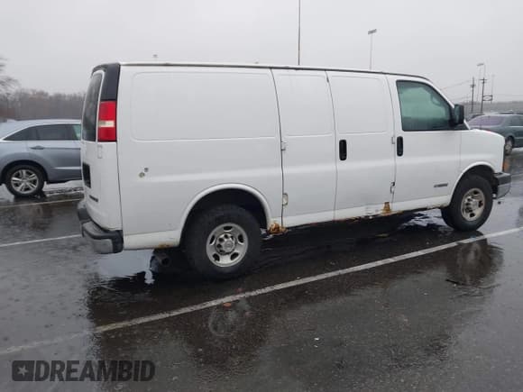 ✅ 2005 Chevrolet Express Cargo • VIN: 1GCGG25V651154983 • Lot: 43819081. Wystawiony na IAAI z przebiegiem 193 319 mil. Bezpłatny archiwum sprzedaży aukcyjnych z USA i szczegółowy raport historii pojazdu na DreamBid. Zdjęcie 4.