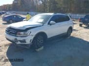 ✅ 2020 Volkswagen Tiguan SE • VIN: 3VV3B7AXXLM124839 • Lot: 43711112. Wystawiony na IAAI z przebiegiem 76 717 mil. Bezpłatny archiwum sprzedaży aukcyjnych z USA i szczegółowy raport historii pojazdu na DreamBid. Zdjęcie 2.