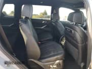 ✅ 2024 BMW X7 xDrive40i • VIN: 5UX23EM02R9S43257 • Lot: 90613175. Wystawiony na Copart z przebiegiem 30 303 mil. Bezpłatny archiwum sprzedaży aukcyjnych z USA i szczegółowy raport historii pojazdu na DreamBid. Zdjęcie 11.