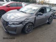 ✅ 2025 Nissan Sentra SR • VIN: 3N1AB8DV7SY321578 • Lot: 43822468. Wystawiony na IAAI z przebiegiem 14 354 mil. Bezpłatny archiwum sprzedaży aukcyjnych z USA i szczegółowy raport historii pojazdu na DreamBid. Zdjęcie 2.