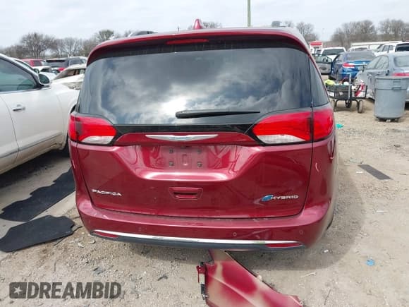 ✅ 2020 Chrysler Pacifica Hybrid Limited • VIN: 2C4RC1N71LR183414 • Лот: 41504790. Опубликован ранее на IAAI с пробегом 71 676 миль. Бесплатный доступ к архиву аукционных продаж из США и подробный отчёт об истории автомобиля на DreamBid. Изображение 17.