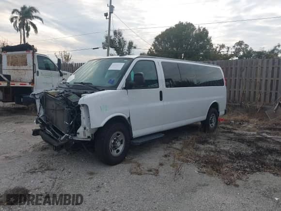 2018 Chevrolet Express Passenger LT z VIN 1GAZGPFG8J1250980, wystawiony jako IAAI lot #41346087 z przebiegiem Nie podano mil oraz . Historia ofert i sprzedaży dostępna na DreamBid. Obrazek 2.