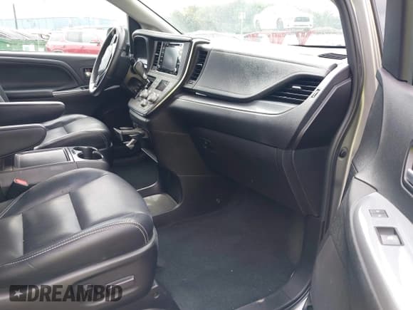 ✅ 2018 Toyota Sienna SE • VIN: 5TDXZ3DC1JS919062 • Lot: 42790530. Listed on IAAI with 107,040 mi. Free auction sales archive from the USA and detailed vehicle history report at DreamBid. Image 5.