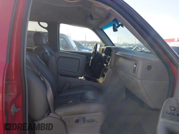 ✅ 2005 Chevrolet Silverado 2500HD LT • VIN: 1GCHK23275F851366 • Lot: 41112367. Wystawiony na IAAI z przebiegiem 300 934 mil. Bezpłatny archiwum sprzedaży aukcyjnych z USA i szczegółowy raport historii pojazdu na DreamBid. Zdjęcie 5.