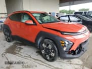 ✅ 2024 Hyundai Kona SEL • VIN: KM8HB3AB8RU171966 • Лот: 90621385. Опубликован ранее на Copart с пробегом 18 183 миль. Бесплатный доступ к архиву аукционных продаж из США и подробный отчёт об истории автомобиля на DreamBid. Изображение 4.