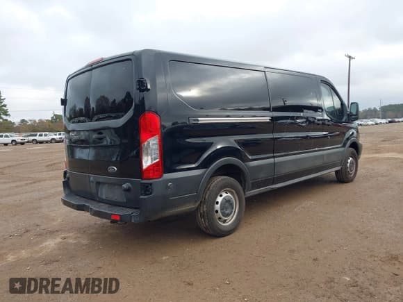 ✅ 2019 Ford Transit • VIN: 1FTYR2YM3KKA96824 • Lot: 41088013. Wystawiony na IAAI z przebiegiem 137 331 mil. Bezpłatny archiwum sprzedaży aukcyjnych z USA i szczegółowy raport historii pojazdu na DreamBid. Zdjęcie 4.