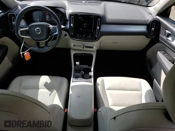 ✅ 2021 Volvo XC40 Momentum • VIN: YV4AC2HK7M2557086 • Lot: 83830365. Wystawiony na Copart z przebiegiem 42 402 mil. Bezpłatny archiwum sprzedaży aukcyjnych z USA i szczegółowy raport historii pojazdu na DreamBid. Zdjęcie 8.