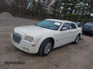 ✅ 2005 Chrysler 300 C • VIN: 2C3JA63H75H667693 • Lot: 43702129. Wystawiony na IAAI z przebiegiem 102 803 mil. Bezpłatny archiwum sprzedaży aukcyjnych z USA i szczegółowy raport historii pojazdu na DreamBid. Zdjęcie 2.
