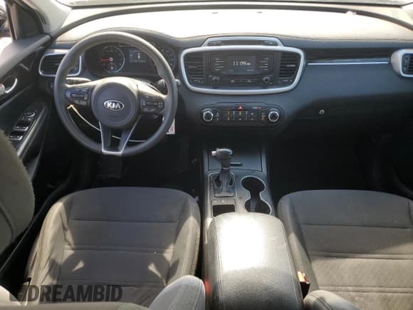 ✅ 2017 Kia Sorento LX • VIN: 5XYPGDA50HG326298 • Lot: 81897645. Wystawiony na Copart z przebiegiem 163 929 mil. Bezpłatny archiwum sprzedaży aukcyjnych z USA i szczegółowy raport historii pojazdu na DreamBid. Zdjęcie 8.