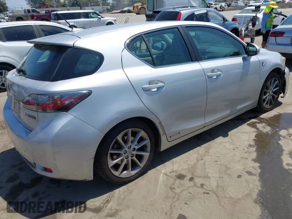 ✅ 2011 Lexus CT 200h • VIN: JTHKD5BH3B2015398 • Lot: 43056775. Wystawiony na IAAI z przebiegiem 157 908 mil. Bezpłatny archiwum sprzedaży aukcyjnych z USA i szczegółowy raport historii pojazdu na DreamBid. Zdjęcie 4.