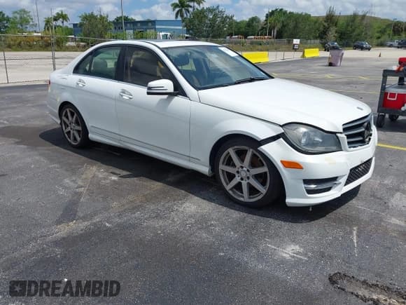 ✅ 2014 Mercedes-Benz C 250 Sport • VIN: WDDGF4HB0EG255701 • Lot: 42213602. Wystawiony na IAAI z przebiegiem 107 102 mil. Bezpłatny archiwum sprzedaży aukcyjnych z USA i szczegółowy raport historii pojazdu na DreamBid. Zdjęcie 1.