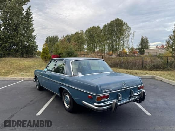 ✅ 1972 Mercedes-Benz 280 • VIN: 10801812088890 • Lot: 93287845. Wystawiony na Copart z przebiegiem 85 343 mil. Bezpłatny archiwum sprzedaży aukcyjnych z USA i szczegółowy raport historii pojazdu na DreamBid. Zdjęcie 3.