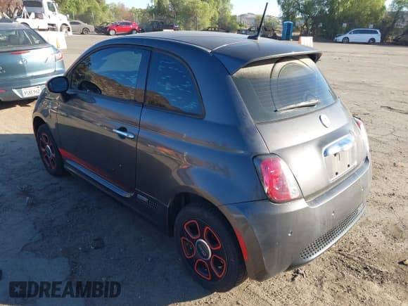 ✅ 2015 FIAT 500e • VIN: 3C3CFFGE5FT503720 • Lot: 43487101. Wystawiony na IAAI z przebiegiem 56 744 mil. Bezpłatny archiwum sprzedaży aukcyjnych z USA i szczegółowy raport historii pojazdu na DreamBid. Zdjęcie 3.