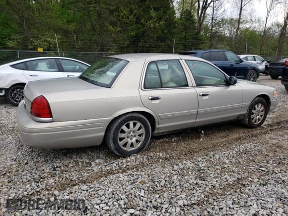 ✅ 2008 Ford Crown Victoria LX • VIN: 2FAFP74V28X111057 • Lot: 55823675. Wystawiony na Copart z przebiegiem 146 258 mil. Bezpłatny archiwum sprzedaży aukcyjnych z USA i szczegółowy raport historii pojazdu na DreamBid. Zdjęcie 3.