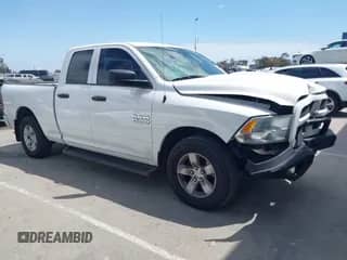 2018 Ram 1500 Tradesman z VIN 1C6RR6FG8JS166266, wystawiony jako IAAI lot #42128397 z przebiegiem 76 106 mil mil oraz . Historia ofert i sprzedaży dostępna na DreamBid. Obrazek 1.