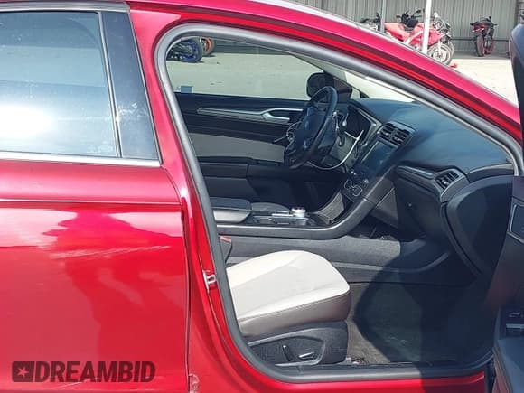 ✅ 2019 Ford Fusion SE • VIN: 3FA6P0HD5KR275210 • Lot: 43745554. Wystawiony na IAAI z przebiegiem 95 456 mil. Bezpłatny archiwum sprzedaży aukcyjnych z USA i szczegółowy raport historii pojazdu na DreamBid. Zdjęcie 5.