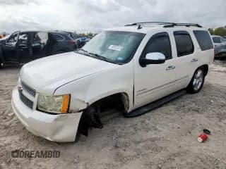 ✅ 2013 Chevrolet Tahoe LTZ • VIN: 1GNSCCE02DR260189 • Lot: 92812325. Wystawiony na Copart z przebiegiem 171 996 mil. Bezpłatny archiwum sprzedaży aukcyjnych z USA i szczegółowy raport historii pojazdu na DreamBid. Zdjęcie 1.