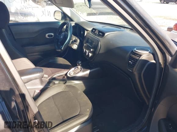 ✅ 2015 Kia Soul • VIN: KNDJN2A25F7799209 • Lot: 43578716. Wystawiony na IAAI z przebiegiem Nie podano. Bezpłatny archiwum sprzedaży aukcyjnych z USA i szczegółowy raport historii pojazdu na DreamBid. Zdjęcie 5.