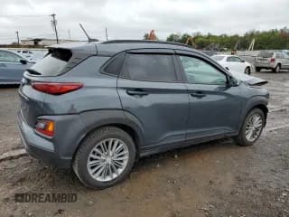 ✅ 2019 Hyundai Kona SEL • VIN: KM8K22AA1KU320425 • Лот: 69321573. Опубликован ранее на Copart с пробегом 82 913 миль. Бесплатный доступ к архиву аукционных продаж из США и подробный отчёт об истории автомобиля на DreamBid. Изображение 3.