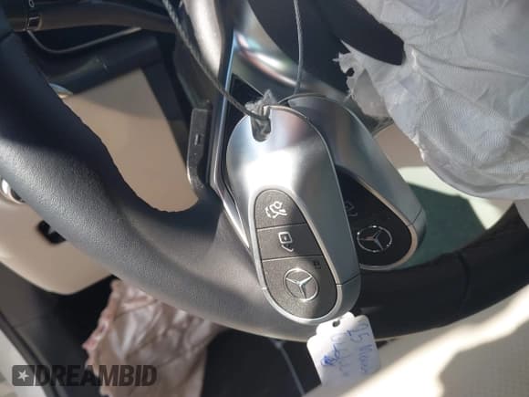 ✅ 2025 Mercedes-Benz GLC 300 • VIN: W1NKM4GB3SF320370 • Lot: 42622649. Wystawiony na IAAI z przebiegiem 1 787 mil. Bezpłatny archiwum sprzedaży aukcyjnych z USA i szczegółowy raport historii pojazdu na DreamBid. Zdjęcie 11.