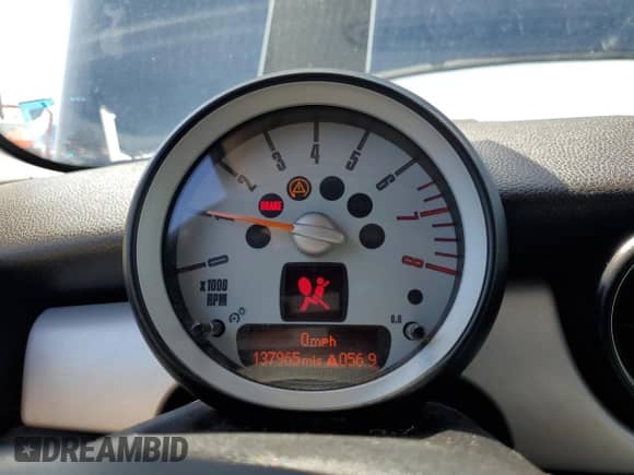 2010 MINI Hardtop с VIN WMWMF3C57ATU79474, выставлен на аукционе Copart как лот 61860865 с пробегом 137 965 миль миль и Чистый • Clean title. История ставок и продаж доступна на DreamBid. Изображение 9.