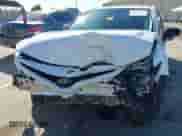 2022 Toyota Camry SE z VIN 4T1T11AK9NU076179, wystawiony jako IAAI lot #42781387 z przebiegiem 64 450 mil mil oraz . Historia ofert i sprzedaży dostępna na DreamBid. Obrazek 6.