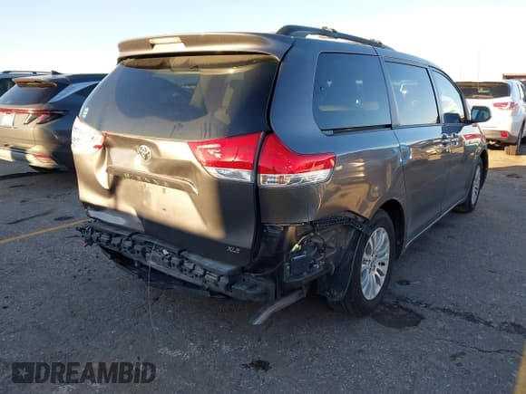 ✅ 2014 Toyota Sienna XLE • VIN: 5TDYK3DC0ES446673 • Lot: 43556251. Listed on IAAI with 204,332 mi. Free auction sales archive from the USA and detailed vehicle history report at DreamBid. Image 4.