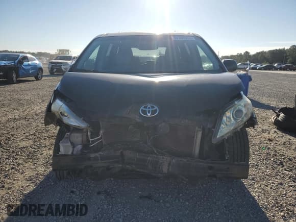 ✅ 2011 Toyota Sienna XLE • VIN: 5TDYK3DC2BS132468 • Lot: 82339955. Listed on Copart with 220,109 mi. Free auction sales archive from the USA and detailed vehicle history report at DreamBid. Image 5.