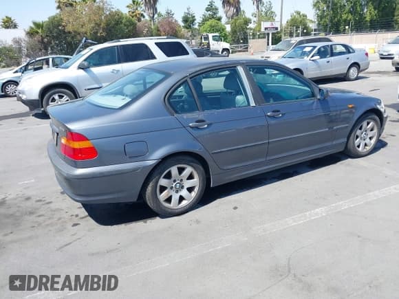 ✅ 2002 BMW 3 Series 325i • VIN: WBAET374X2NJ19183 • Lot: 42719232. Wystawiony na IAAI z przebiegiem 149 135 mil. Bezpłatny archiwum sprzedaży aukcyjnych z USA i szczegółowy raport historii pojazdu na DreamBid. Zdjęcie 4.