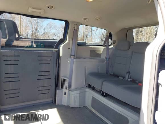 2010 Dodge Grand Caravan SE with VIN 2D4RN4DE7AR296991, listed as a IAAI auction lot 41652582 with 122,884 mi miles and . Bid and sale history available at DreamBid. Image 8.