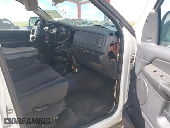 ✅ 2004 Dodge 2500 ST • VIN: 3D7KA28DX4G173895 • Lot: 43167109. Wystawiony na IAAI z przebiegiem 313 303 mil. Bezpłatny archiwum sprzedaży aukcyjnych z USA i szczegółowy raport historii pojazdu na DreamBid. Zdjęcie 5.