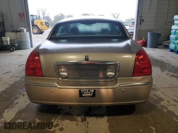 ✅ 2003 Lincoln Town Car Signature • VIN: 1LNHM82W63Y685274 • Lot: 86516195. Listed on Copart with Not provided. Free auction sales archive from the USA and detailed vehicle history report at DreamBid. Image 6.