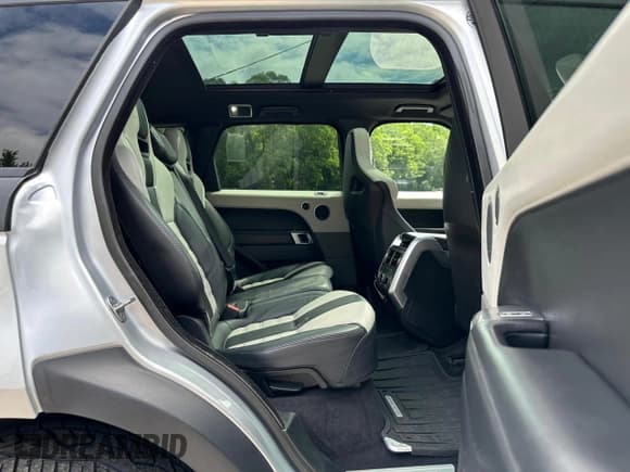 ✅ 2016 Land Rover Range Rover Sport SVR • VIN: SALWZ2EF6GA546565 • Lot: 63046965. Wystawiony na Copart z przebiegiem 70 867 mil. Bezpłatny archiwum sprzedaży aukcyjnych z USA i szczegółowy raport historii pojazdu na DreamBid. Zdjęcie 9.