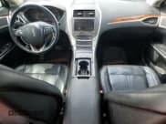 ✅ 2015 Lincoln MKZ • VIN: 3LN6L2JK6FR613399 • Lot: 58721835. Wystawiony na Copart z przebiegiem 165 786 mil. Bezpłatny archiwum sprzedaży aukcyjnych z USA i szczegółowy raport historii pojazdu na DreamBid. Zdjęcie 8.