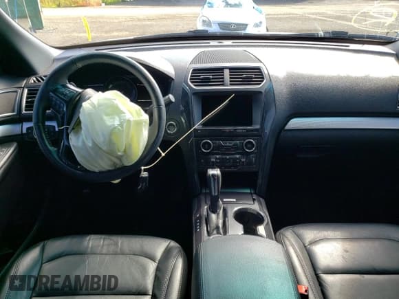 ✅ 2017 Ford Explorer XLT • VIN: 1FM5K8D8XHGA90495 • Lot: 52919032. Wystawiony na Copart z przebiegiem 110 005 mil. Bezpłatny archiwum sprzedaży aukcyjnych z USA i szczegółowy raport historii pojazdu na DreamBid. Zdjęcie 9.