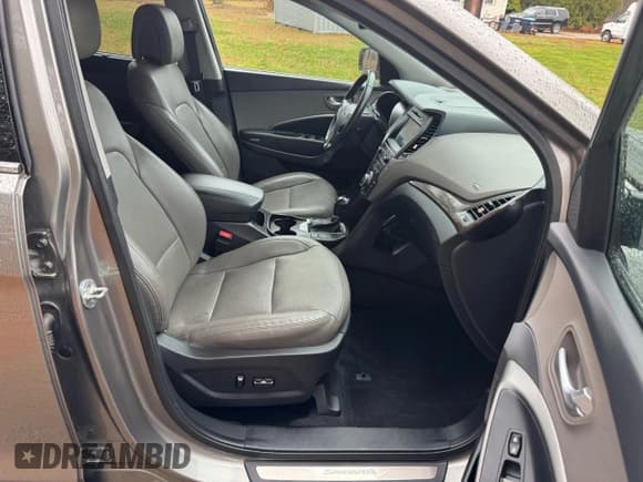 ✅ 2017 Hyundai Santa Fe 2.4L • VIN: 5NMZUDLB6HH016604 • Lot: 92721545. Listed on Copart with 126,698 mi. Free auction sales archive from the USA and detailed vehicle history report at DreamBid. Image 5.