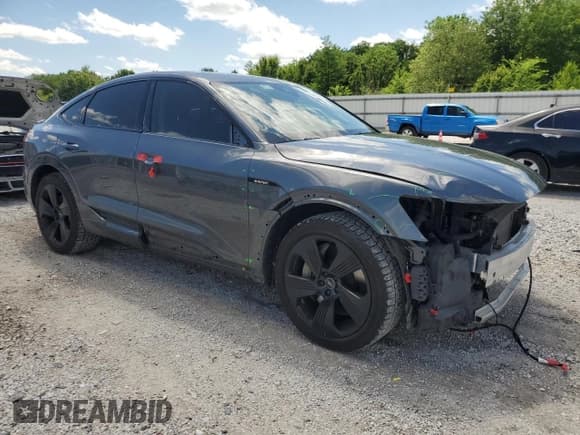 ✅ 2021 Audi e-tron Sportback Premium Plus • VIN: WA12AAGE1MB039861 • Lot: 54864445. Wystawiony na Copart z przebiegiem 22 725 mil. Bezpłatny archiwum sprzedaży aukcyjnych z USA i szczegółowy raport historii pojazdu na DreamBid. Zdjęcie 4.