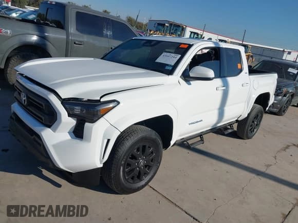 ✅ 2025 Toyota Tacoma SR5 • VIN: 3TMLB5JNXSM146288 • Lot: 43607244. Wystawiony na IAAI z przebiegiem 5 872 mil. Bezpłatny archiwum sprzedaży aukcyjnych z USA i szczegółowy raport historii pojazdu na DreamBid. Zdjęcie 17.