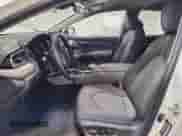 2023 Toyota Camry Hybrid LE z VIN 4T1C31AK0PU614488, wystawiony jako Copart lot #71786005 z przebiegiem 59 442 mil mil oraz Szkoda całkowita • Salvage title. Historia ofert i sprzedaży dostępna na DreamBid. Obrazek 7.