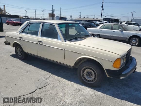 ✅ 1982 Mercedes-Benz 300 D • VIN: WDBAB33A5CB001849 • Лот: 72214714. Опубликован ранее на Copart с пробегом 202 259 миль. Бесплатный доступ к архиву аукционных продаж из США и подробный отчёт об истории автомобиля на DreamBid. Изображение 4.