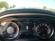 ✅ 2022 Dodge Challenger R/T • VIN: 2C3CDZBTXNH230570 • Lot: 63349754. Wystawiony na Copart z przebiegiem 21 490 mil. Bezpłatny archiwum sprzedaży aukcyjnych z USA i szczegółowy raport historii pojazdu na DreamBid. Zdjęcie 9.