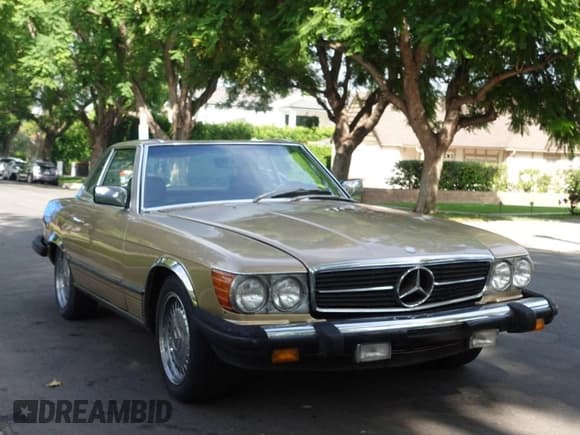 ✅ 1981 Mercedes-Benz 380 SL • VIN: WDBBA45A7BB004793 • Lot: 90682575. Wystawiony na Copart z przebiegiem 106 418 mil. Bezpłatny archiwum sprzedaży aukcyjnych z USA i szczegółowy raport historii pojazdu na DreamBid. Zdjęcie 2.