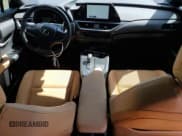 ✅ 2025 Lexus UX 300h • VIN: JTHYBJAH1S2019430 • Лот: 85175925. Опубликован ранее на Copart с пробегом 8 102 миль. Бесплатный доступ к архиву аукционных продаж из США и подробный отчёт об истории автомобиля на DreamBid. Изображение 8.