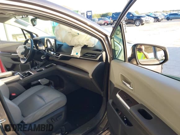 ✅ 2022 Toyota Sienna XLE • VIN: 5TDYRKEC9NS131147 • Lot: 43625525. Listed on IAAI with 61,310 mi. Free auction sales archive from the USA and detailed vehicle history report at DreamBid. Image 5.