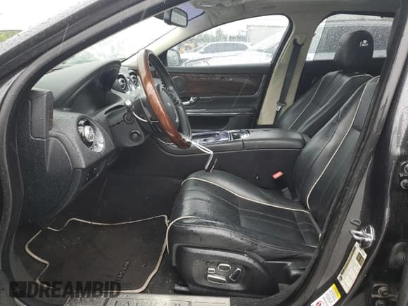 ✅ 2012 Jaguar XJ XJL • VIN: SAJWA2GBXCLV32189 • Lot: 58505565. Wystawiony na Copart z przebiegiem 83 974 mil. Bezpłatny archiwum sprzedaży aukcyjnych z USA i szczegółowy raport historii pojazdu na DreamBid. Zdjęcie 7.