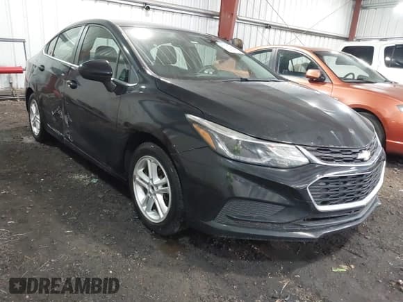 ✅ 2018 Chevrolet Cruze LT • VIN: 1G1BE5SMXJ7229309 • Lot: 43327986. Wystawiony na IAAI z przebiegiem 98 751 mil. Bezpłatny archiwum sprzedaży aukcyjnych z USA i szczegółowy raport historii pojazdu na DreamBid. Zdjęcie 1.